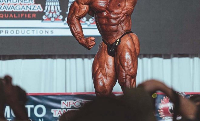 la posa di addome e gambe di hunter labrada sul palco di Tampa pro ifbb 2020