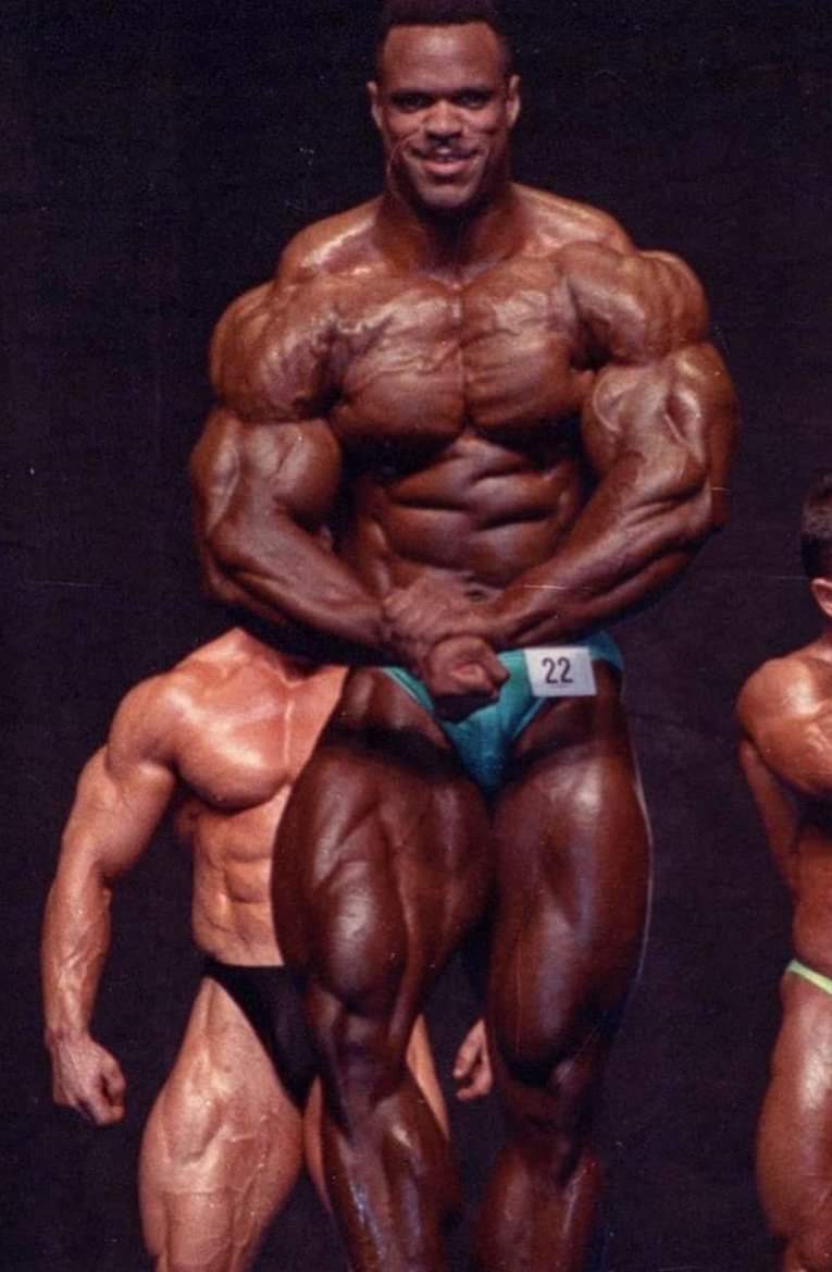 la posa di most muscular di paul dillett sul palco di una gara della pro league negli anni 90