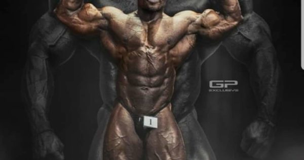 maxx charles pro ifbb in una foto da servizio fotografico