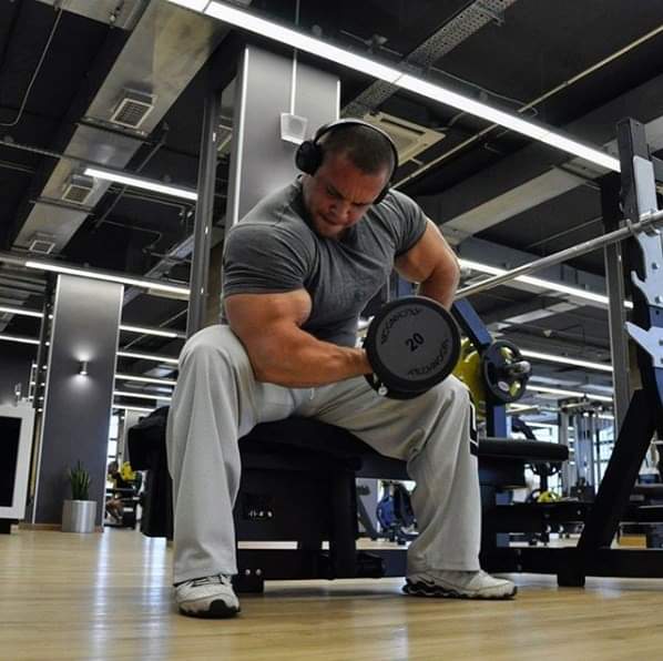 alexey lesukov allena le braccia in palestra