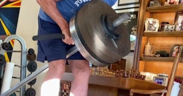 Arnold Schwarzenegger esegue il t bar raw nella sua home gym