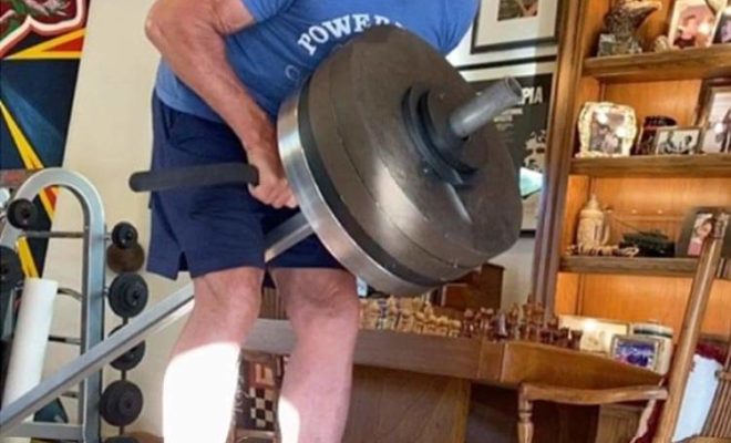 Arnold Schwarzenegger esegue il t bar raw nella sua home gym