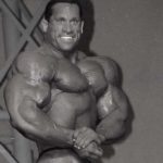 dave palumbo esegue la posa di side chest