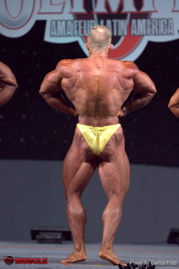 Ian Valliere pro ifbb all'Olympia amateur posa di aperura dorsali di schiena