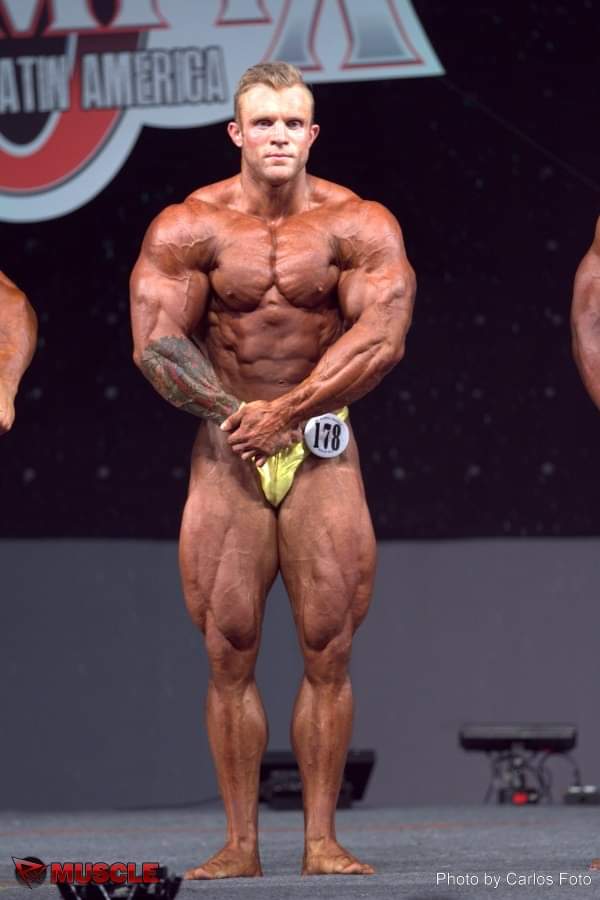 Ian Valliere pro ifbb all'Olympia Amateur posa di most muscular