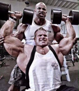 jay cutler allena le spalle con victor martinez per la rivista muscular development