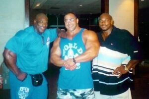 nasser el sonbaty insieme a ronnie coleman e flex wheeler