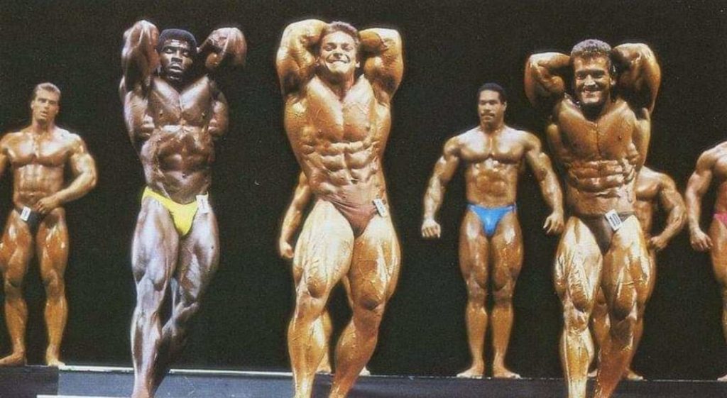 rich gaspari sul palco della pro league posa di addome e gambe