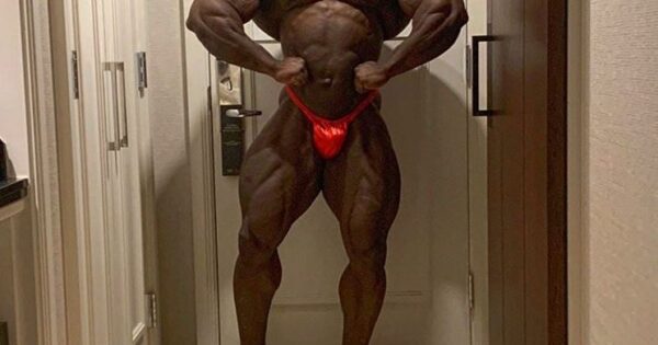 akim williams in hotel 1 giorno prima della gara di chicago pro ifbb 2020