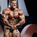 derek lunsford posa di most muscular sul palco del mister olympia 2020