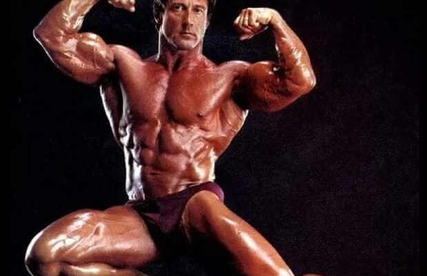 frank zane in una posa classica di doppi bicipiti