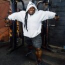 kai greene in palestra allena i pettorali con i cavi alti