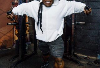 kai greene in palestra allena i pettorali con i cavi alti