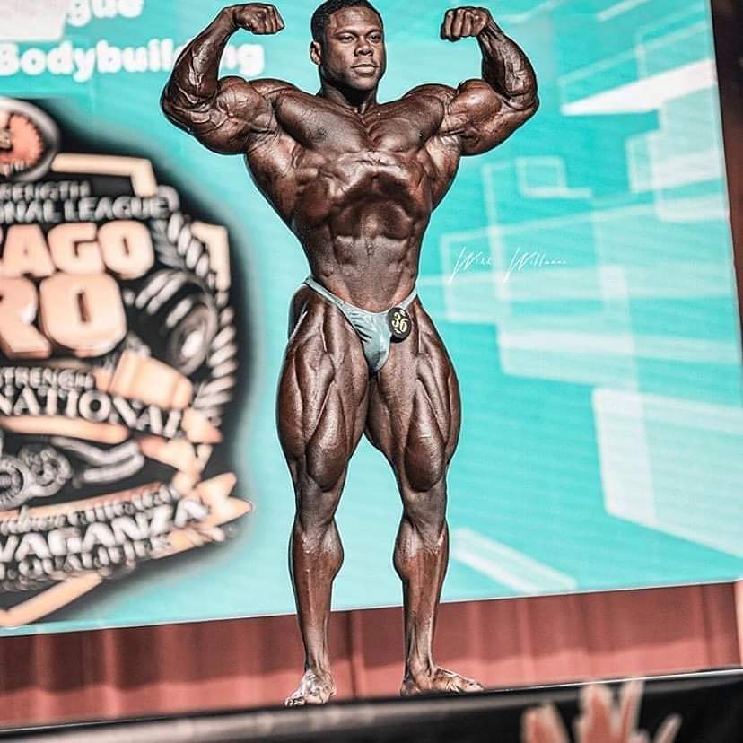 Keone Pearson IFBB pro posa di doppi bicipti sul palco del chicago pro ifbb 2020 nella categoria 212 divison