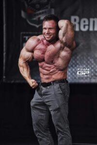 posa di addome e gambe per Peter Monlar sul palco di gara in una guest posing