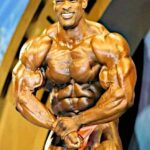 ronnie coleman sul palco dell'arnold classic ohio nel 2001 posa di most muscular