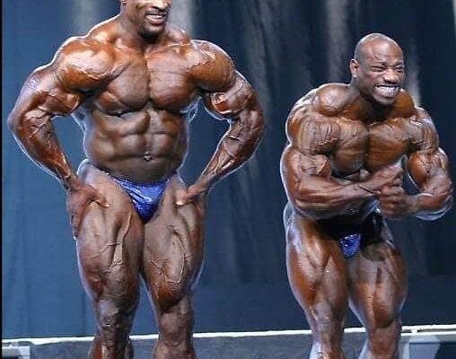 un confronto tra ronnie coleman e dexter jackson sul palco del mister olympia 2007