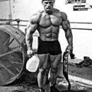 un giovanissimo flex lewis in una foto scattata per muscular development