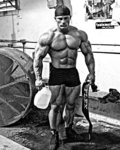 un giovanissimo flex lewis in una foto scattata per muscular development