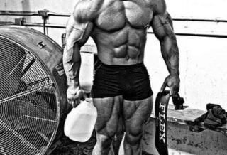 un giovanissimo flex lewis in una foto scattata per muscular development