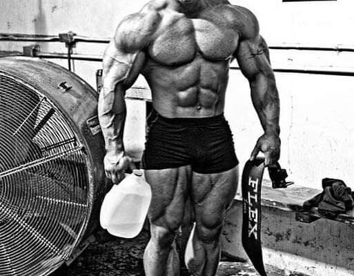 un giovanissimo flex lewis in una foto scattata per muscular development