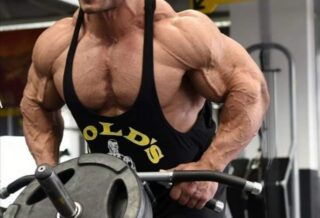 hassan mostafa allena la schiena con il rematore
