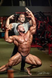 hunter labrada e suo padre lee labrada durante un servizio fotografico per la rivista muscular development dopo la vittoria al tampa pro ifbb 2020