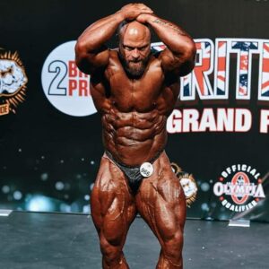 james hollingshead sul palco del British Grand Prix 2020 addome e gambe