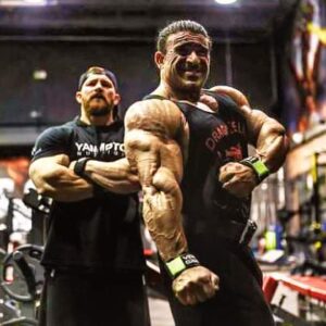 Kamal Elgargni nella posa di tricipiti in preparazione per il mister olympia 2020 sotto lo sguardo di flex Lewis