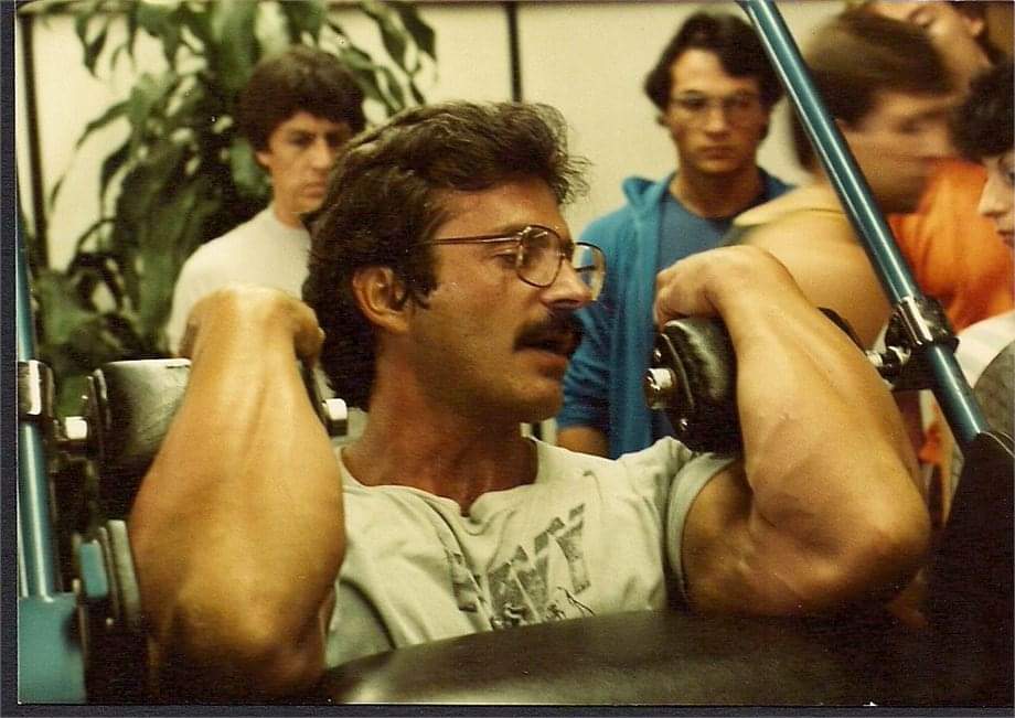 mike mentzer allena le braccia in palestra