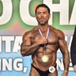nicola barlotta con la medaglia del primo classificato al mondiale ifbb master 2020 nel bodybuilding categoria leggeri