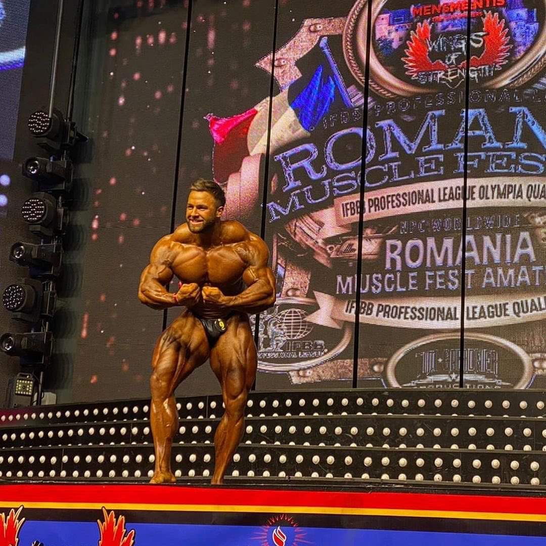 posa di most muscular per regan grimes sul palco del romania muscle fest 2020