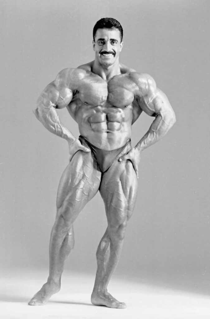 samir bannout vincitore del mister olympia esegue la posa di most muscular