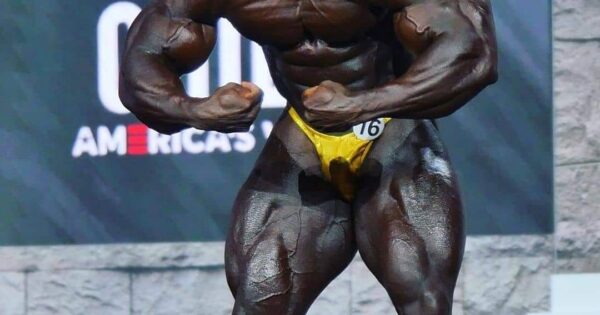 brandon curry sul palco del mister olympia 2020 posa di most muscular