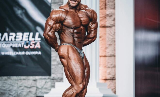 Antonie Vaillant pro ifbb sul palco del mister olympia 2020 posa di tricipiti di lato