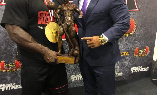 brandon curry e Shawn ray con il trofeo sandow del mister olympia