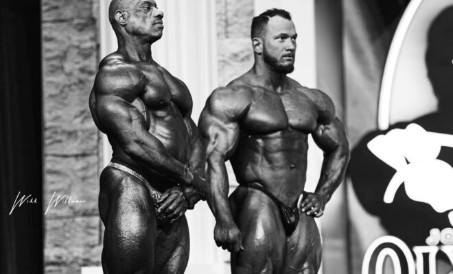 dexter jackson al fianco di hunter labrada sul palco del mister olympia 2020