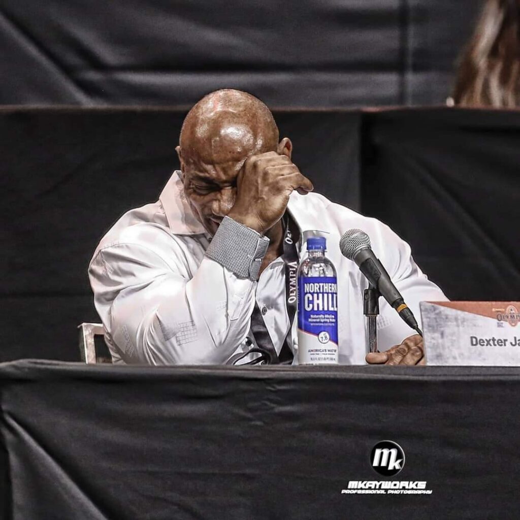 dexter jackson piange durante la conferenza stampa del mister olympia 2020