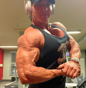 helle trevino posa di side chest a meno di 24 ore dal miss olympia 2020