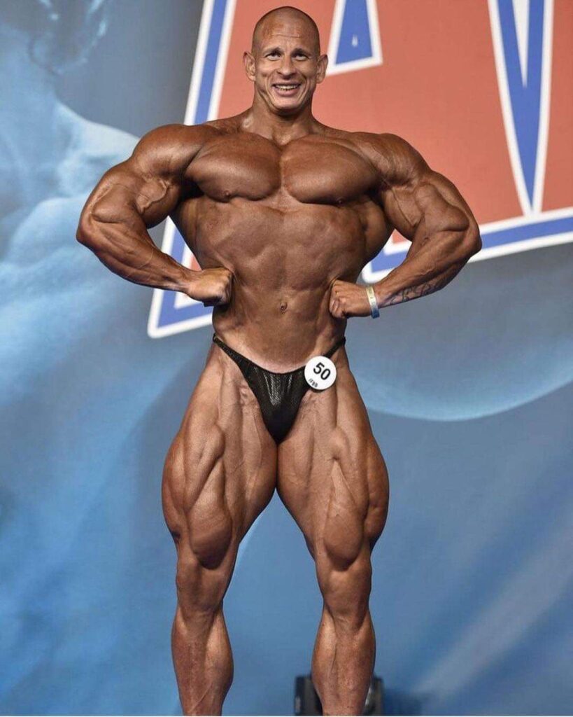 Michal Krizanek vince il mondiale professionisti all'Arnold Classic Europe 2020 posa di apertura dorsali frontali