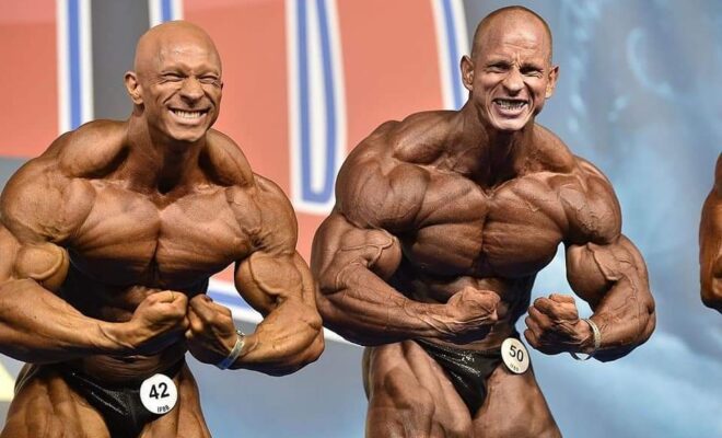 Michal Krizanek VS Mika Sihvonen sul palco dell'arnold classic europe 2020 posa di most muscular