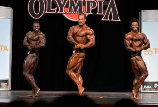 pose down pregara mister olympia 2020 men's classic physique posa di side chest Breon Alsey Chris Bumstead e Keone Pearson IFBB pro