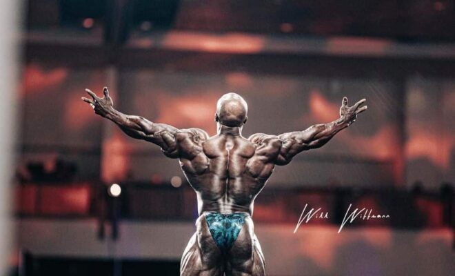 shawn clarida acclamato dalla folla dopo la vittoria del mister olympia 2020