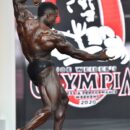 Terrence Ruffin sul palco del mister olympia 2020 nella categoria men's classic physique in una posa di schiena