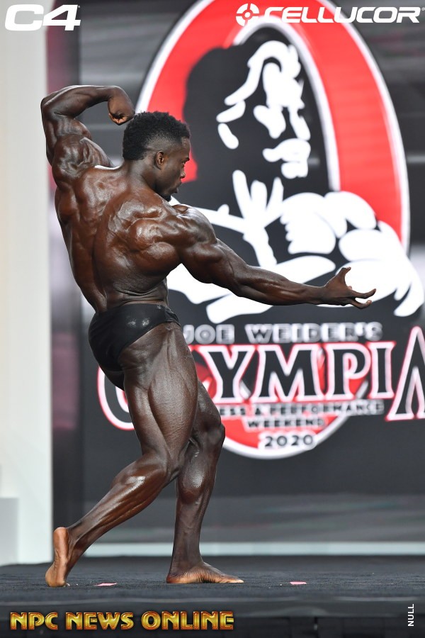 Terrence Ruffin sul palco del mister olympia 2020 nella categoria men's classic physique in una posa di schiena