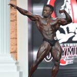 Terrence Ruffin sul palco del mister olympia 2020 nella categoria men's classic physique nella posa classica