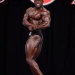 Terrence Ruffin sul palco del mister olympia 2020 nella categoria men's classic physique nella posa di side chest
