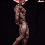 Terrence Ruffin sul palco del mister olympia 2020 nella categoria men's classic physique nella posa di tricipiti di lato
