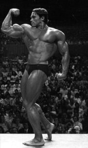 Arnold Schwarzenegger sul palco del mister olympia 1980