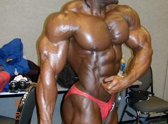 Lionel Beyeke sul palco dell'arnold classic amateur ohio nel 2009 posa in rilassata laterale